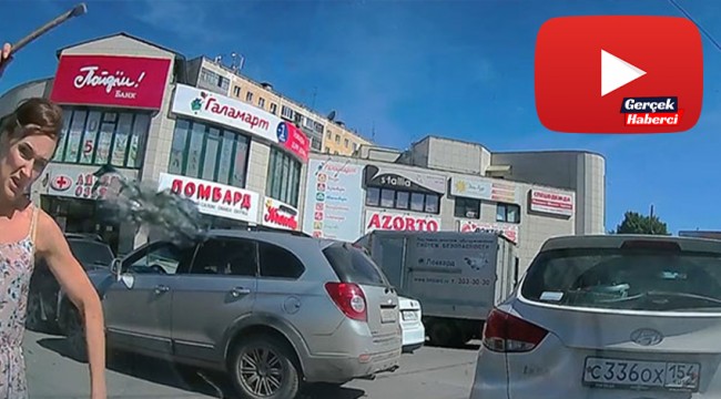 Kadın sürücü kendisine korna çalan araca çekiçle saldırdı