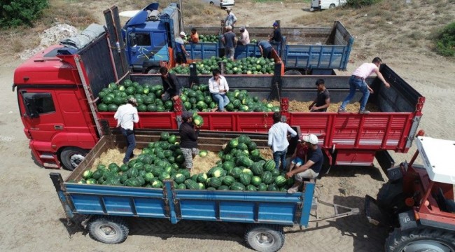 Kayseri'de karpuzları kepçeyle toplanan pazarcı: Ben vatan haini olsam bu kadar şeyi yapamazdınız