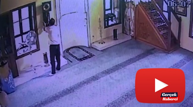 Önce namaz kıldı, sonra camideki tarihi saati çaldı...O anlar kamerada