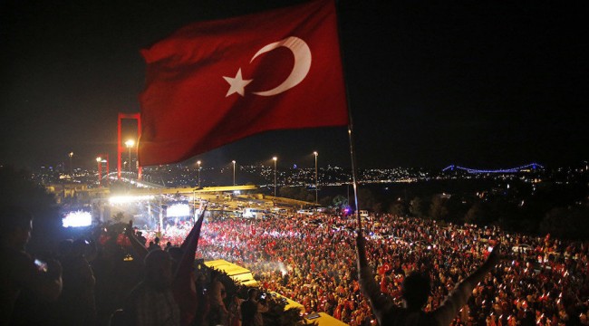 Optimar'dan 15 Temmuz araştırması: 'Benzer bir darbe girişimi olursa, sokağa çıkarım' diyenlerin oranı yüzde 57.6