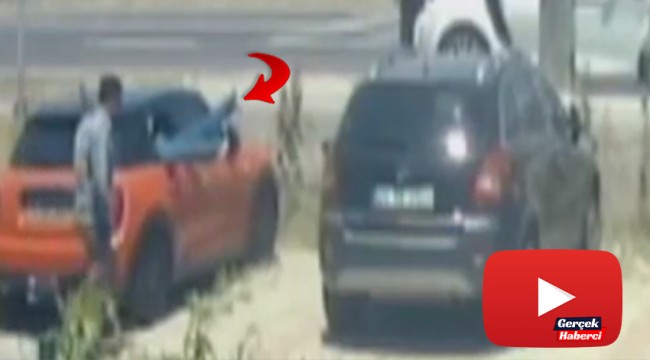 Otomobilin camından sarktı, çantayı böyle alıp kaçtı