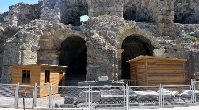 Roma dönemine ait Antik Tiyatro'ya 'prefabrik tuvalet' yapıldı