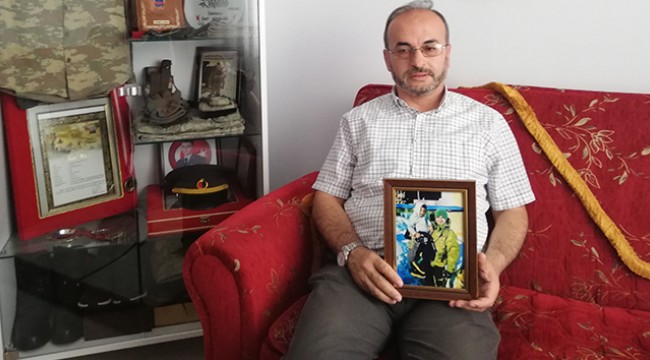 Şehit fotoğrafındaki yürek burkan detay