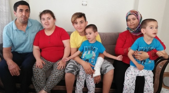 Serebnal Palsi hastası ikizler, Hindistan'daki tedavi için yardım eli bekliyor