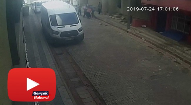 Sultangazi'de sokak ortasında tartıştığı komşularını bıçakladı