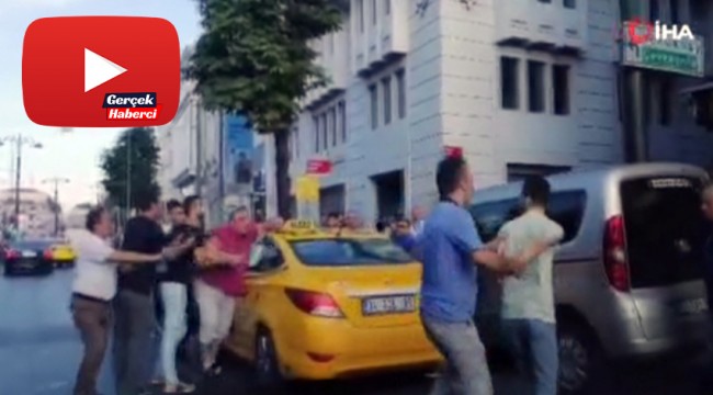Taksiciyle, yolcunun bıçaklı kavgası kamerada