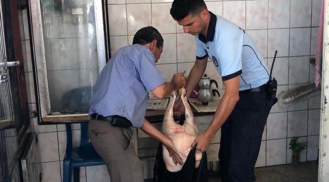 Tarsus'ta 113 kilo kaçak et ele geçirildi: Mezbahane mührünü patatesle taklit etmişler