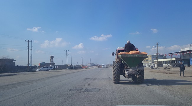 Traktörün arkasındaki yolculuk faciaya davetiye çıkardı