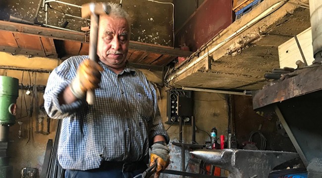Yarım asırlık demirci Nuh Mehmet usta tek başına çekiç sallıyor