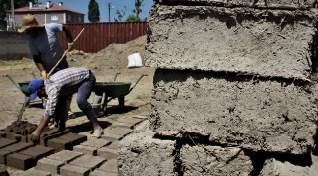 Yok olmaya yüz tutmuş kerpiç, küllerinden doğuyor