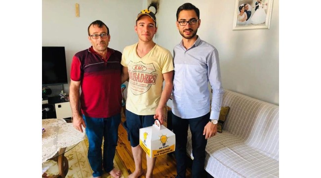 14 Ağustos doğumlu yüzlere gence AK Parti'den doğum günü jesti