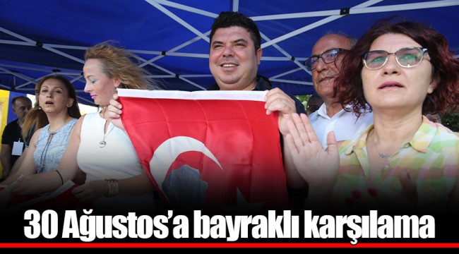 30 Ağustos’a bayraklı karşılama