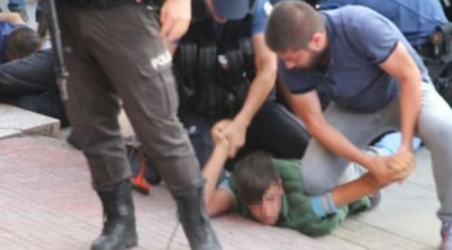 Ankara'daki kayyım protestosunda 12 yaşındaki çocuğa ters kelepçe takıldı