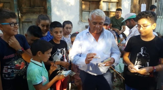 Antalyalı işadamı mezarlık ziyareti yapanlara para dağıttı