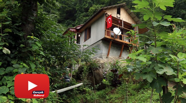 Arazisin de yer bulamayınca, kayanın üzerine ev yaptı