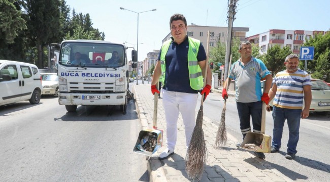 Başkan Kılıç eline süpürgeyi aldı, vatandaş şaşırdı kaldı