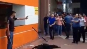 Batman'da kan davası dehşeti: Defalarca bıçaklanan genç yerde can çekişirken başında bekleyip yardım edilmesini engellediler