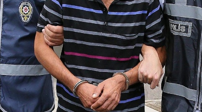 Boşanmak istemeyen eşinin evini basıp rastgele ateş açtı
