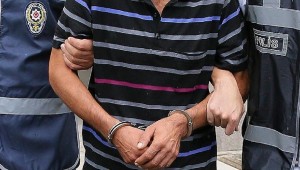 Boşanmak istemeyen eşinin evini basıp rastgele ateş açtı