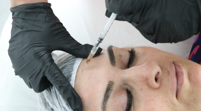 Botoks yaptırdı: Gözünden oluyordu