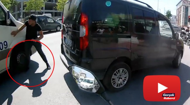 Bozulan aracını iten adamın ayağını, minibüsün ezdi