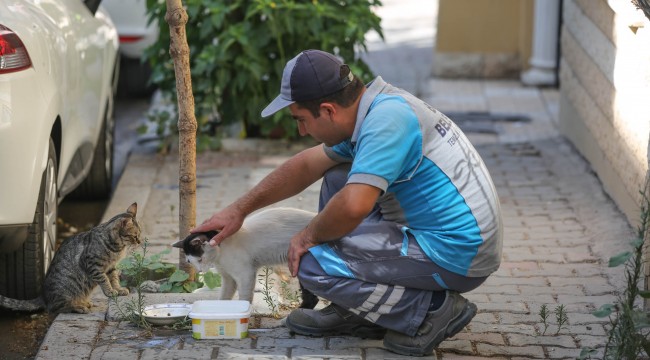 Buca’nın koca yürekli temizlik personeli sokaklara sevgi ekiyor