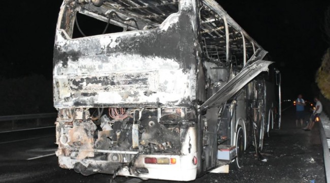 Çeşme'de tur otobüsü alev alev yanarak küle döndü