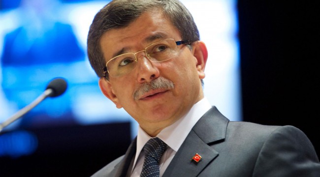 Davutoğlu'ndan kayyım tepkisi: Teröre karşı en etkili siyasi mücadele demokratik temsili aşındırmakla değil milletin gönlüne girip seçim kazanmakla verilir