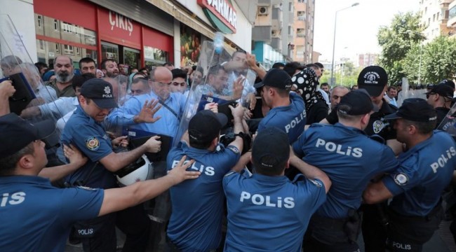Diyarbakır’da olaylar sürüyor: Kalabalık valiliğe yürümek isteyince ortalık karıştı