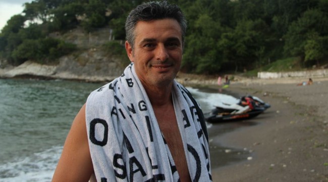 Düzce'de MHP’li milletvekili sel nedeniyle suyun kirlenmediğini kanıtlamak için denize girdi
