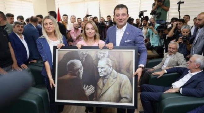 Ekrem İmamoğlu'ndan anlamlı hediye