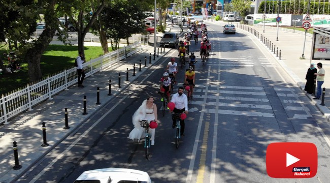 Gelinle damat nikaha bisikletle gitti trafiktekiler şaşkına döndü