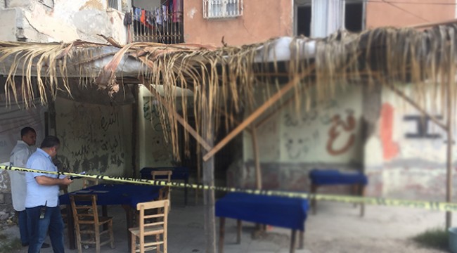 Hasmına benzetti, kahvehaneye kurşun yağdırdı