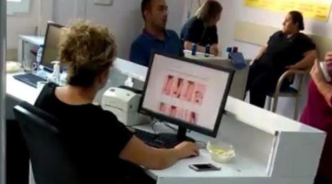 Hastalar beklerken kayıt görevlisi alışveriş sitelerini gezdi