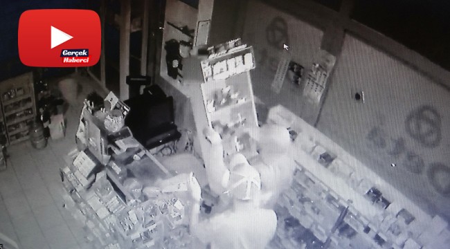 Hırsızların kapı kilidini kırıp marketten sigara çaldığı anlar kamerada