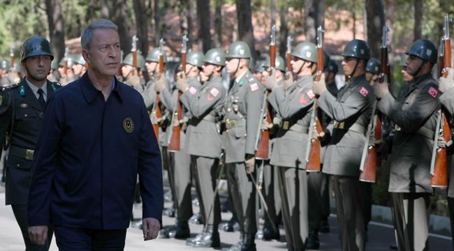"Hulusi Akar, bakanlık personelinin kendisine 'Komutanım' diyerek hitap etmesini istiyor"