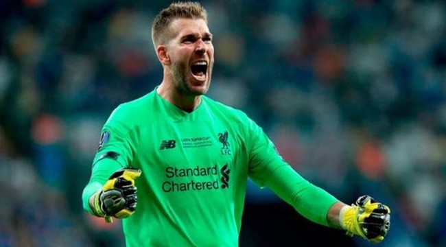 İstanbul'da sahaya giren taraftar, Adrian'ı sakatladı! Konu UEFA'ya taşındı...