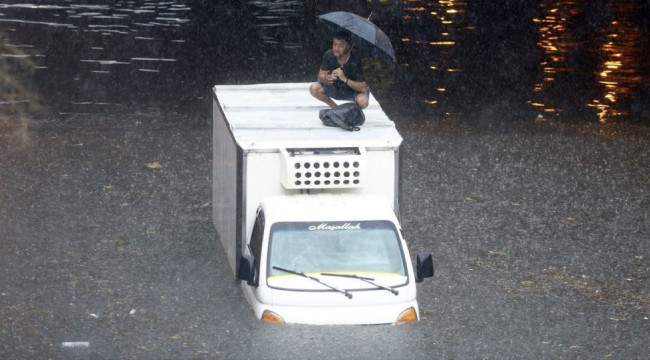 İstanbul yağışa teslim: Yolları su bastı, vapur ve tramvay seferleri durdu