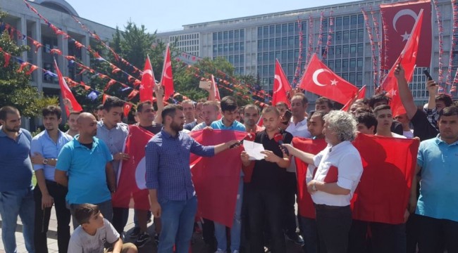 İşten çıkarılanlar İBB önünde toplandı, İmamoğlu'na çağrı yaptı: 'Tam da okulların açıldığı dönemde lütfen kimseyi ekmeğinden etmeyin'