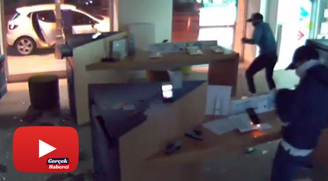 Kaldırım taşı ile 40 saniyede 80 bin TL'lik vurgun yapan hırsızlar kamerada