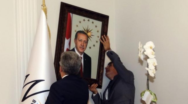 Kayyımın ilk işi Erdoğan'ın fotoğrafını asmak oldu