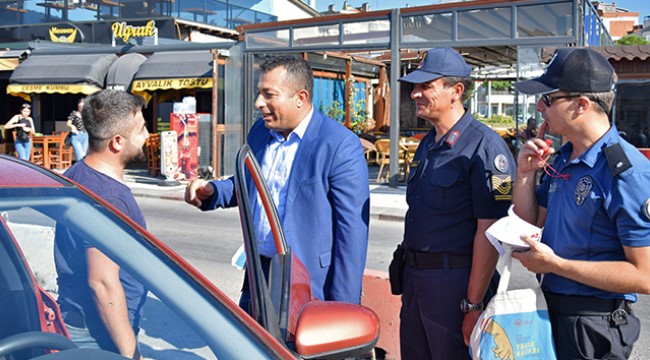 Kilometrelerce kuyruk var trafik ekipleri rahatlatmaya çalışıyor