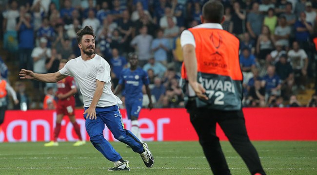 Liverpool-Chelsea karşılaşmasında sahaya atlayan YouTuber'a tepki büyüyor; 50 bin takipçi kaybetti