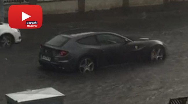 Milyon liralık Ferrari su birikintisinde böyle mahsur kaldı