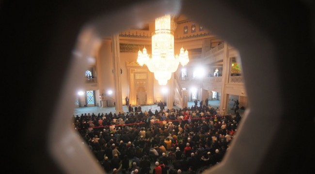 Moskova'da bayram namazı: Camilere sığmayan 100 binden fazla Müslüman namazı sokaklarda kıldı