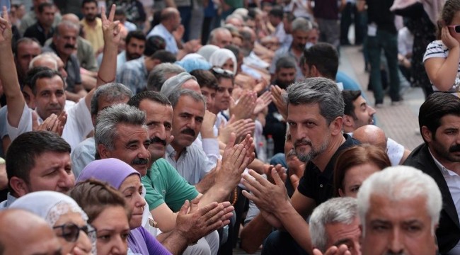 Oturma eylemine dönüşen kayyum protestoları 8. gününde
