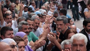 Oturma eylemine dönüşen kayyum protestoları 8. gününde