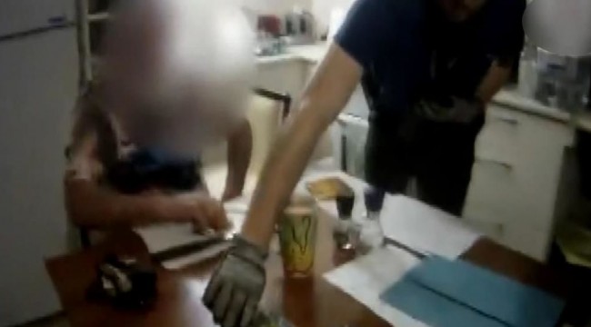 Polis operasyon yaptı, o kahvaltısına devam etti