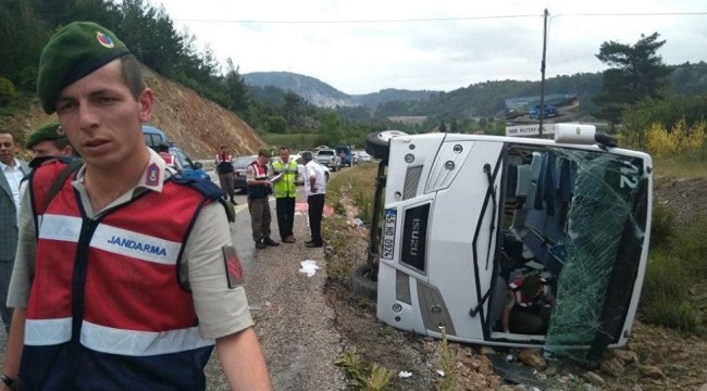 Rus turistleri taşıyan otobüs, Alanya yakınlarında kaza yaptı: 6 yaralı