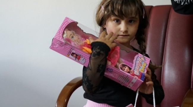 Saç hücreleri yanan Zeynep, hayalini kurduğu peruğa kavuştu